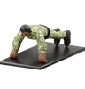 Homem do exército fazendo push up