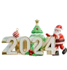 Papai Noel empurrando 2024 para o lado